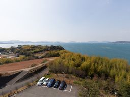 海を望む景観の駐車場