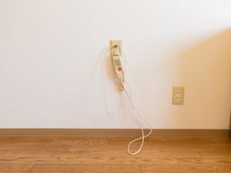 壁掛け非常用電話がある