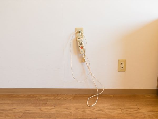 壁掛け非常用電話がある