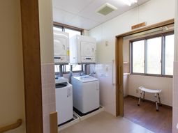 洗濯室の設備と窓辺