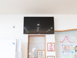 壁掛けテレビと掲示物