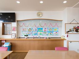 色鮮やかな作品の食堂