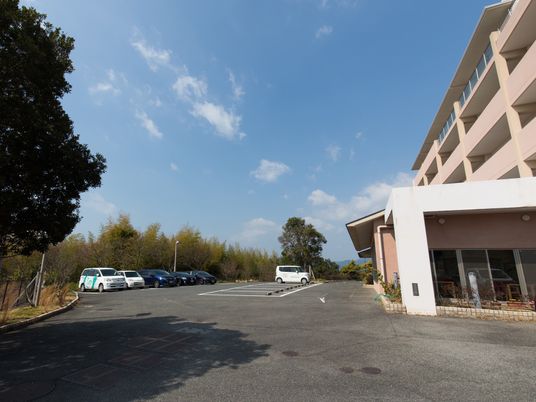 広々とした外観の施設