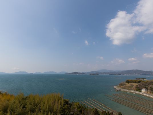 海と空の広がる景観