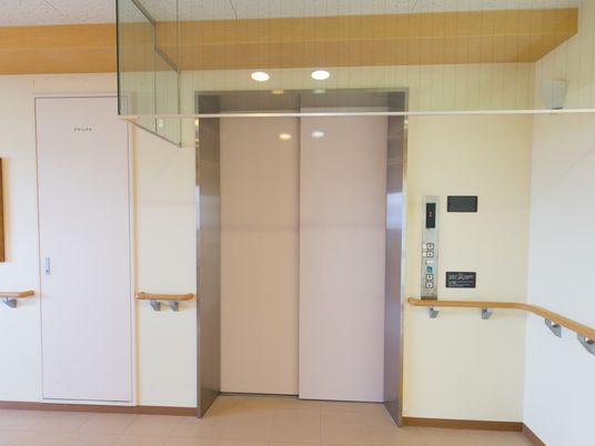 明るいエレベーターホール