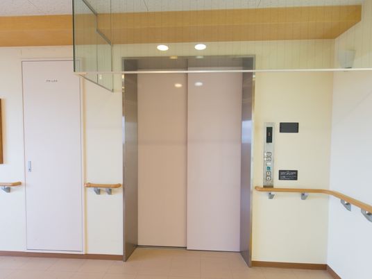 明るいエレベーターホール