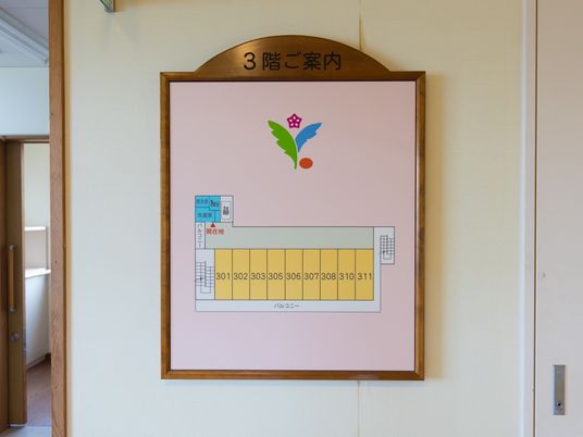 案内掲示板付き廊下