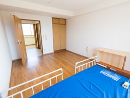 居室のベッドと机