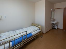 シンプルな居室の様子