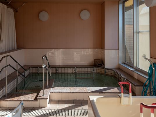 明るい浴室の一角