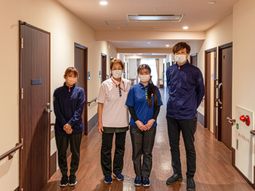 スタッフ立つ廊下