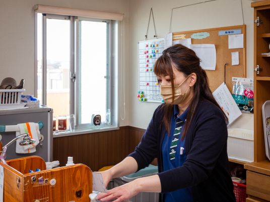 スタッフが作業をしている場面