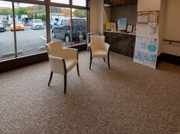 待合室の椅子と案内板