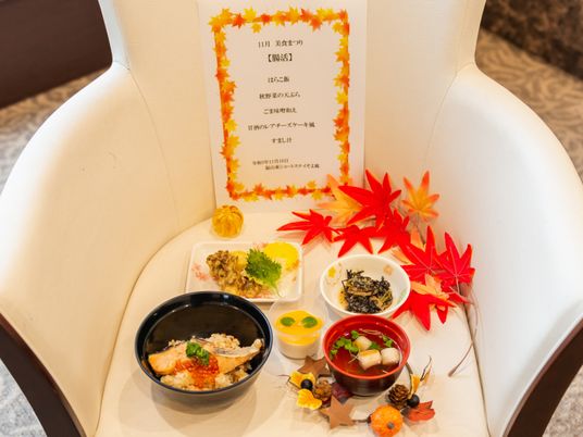 季節の料理が並ぶ食卓