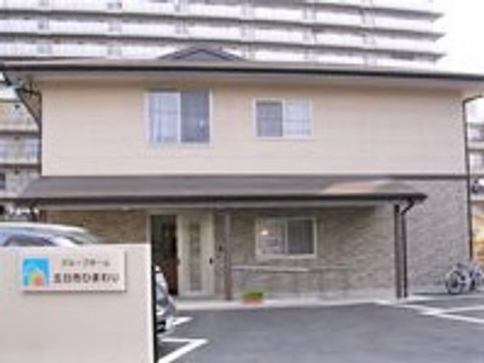 清潔感のある建物のエントランス