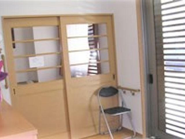 明るい空間の居室ドア エントランス ゆとりを感じさせる居室の入口は、開放感のあふれる設計で、日々のくつろぎに配慮されています。