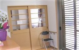 明るい居室の一角