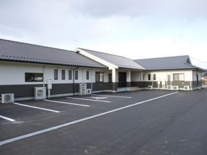 駐車場と建物の外観