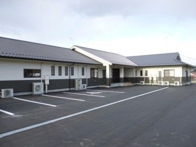 駐車場と建物の外観
