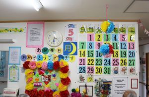掲示物が並ぶ廊下  