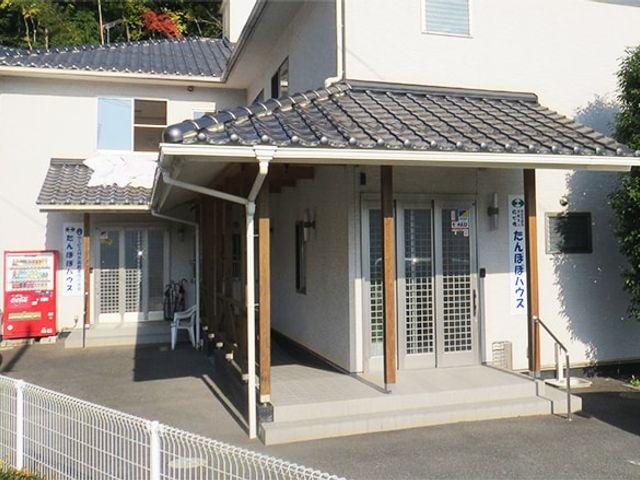 エントランスの外観 外観 開放的なエントランスには、日差しが心地よく差し込む設計です。施設の雰囲気が感じられます。