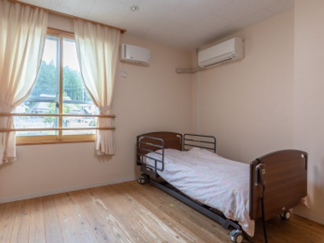明るい居室 居室 自然光が差し込む居室で、快適な日常をサポートします。一人部屋でプライバシーも安心です。