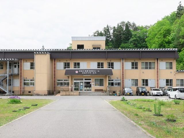 緑に囲まれた建物外観 外観 周囲の緑が美しい環境に位置しており、静かで落ち着いた雰囲気があります。施設の前には広い車道も完備されています。