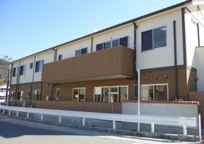 日差しのある建物外観