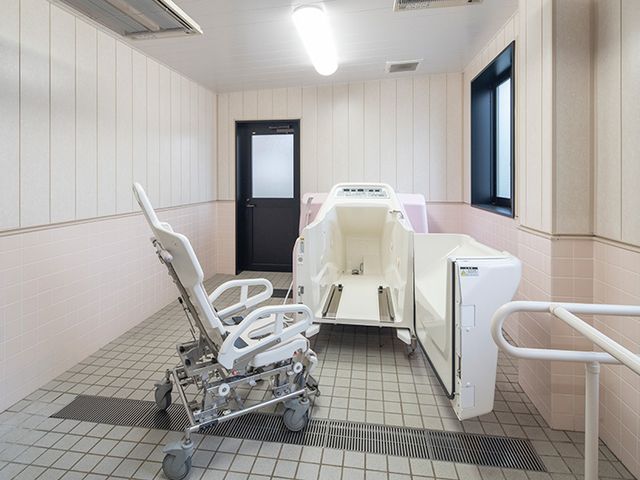 広々とした浴室 浴室 広々とした空間の浴室です。特殊浴槽が設置されており、車椅子利用の方にも対応しています。