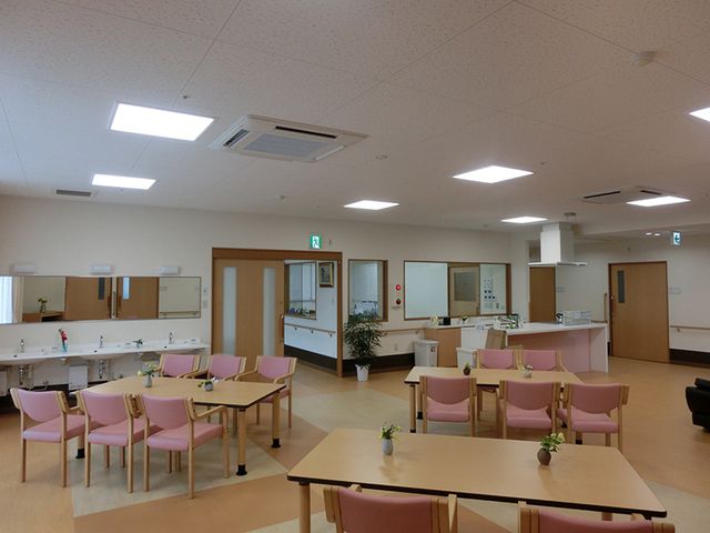 広々として明るい室内 ラウンジ 自然光が差し込む広々とした部屋で、くつろぎながらゆったりと過ごせます。静かで落ち着いた雰囲気です。