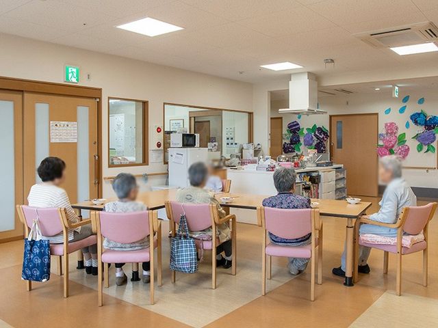 明るいスペースのラウンジ ラウンジ 明るい空間で利用者がくつろぎ、楽しめるラウンジです。自然光がやさしく差し込んでいます。