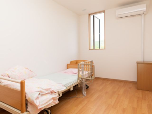 シンプルなベッドのある居室 居室 自然光がふんだんに入る、落ち着いた雰囲気の個室です。快適な環境で過ごせます。