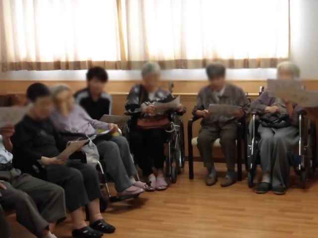 集まりの場の部屋 多目的室 入居者が集まる多目的室です。自然光が差し込むなごやかな雰囲気の中で活動が行われています。