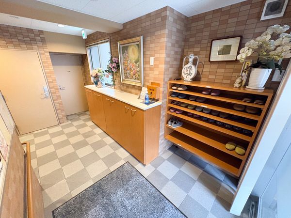 靴棚のあるエントランス  
