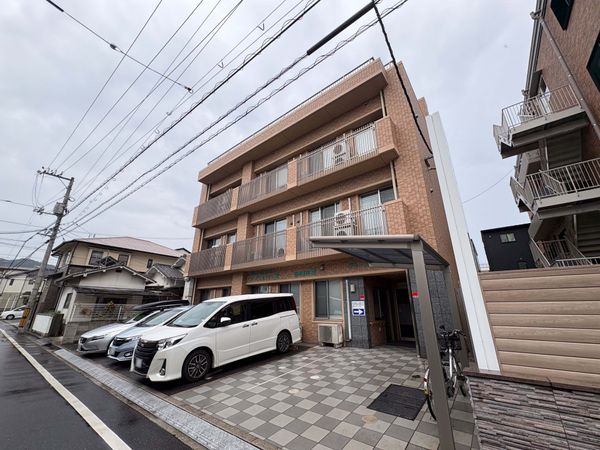 建物正面の外観  