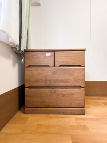 木製チェストのある居室
