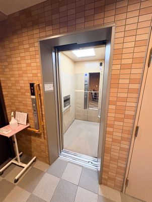 エレベーター前の出入口  