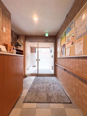 明るい出入口の廊下  