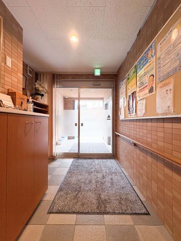 明るい出入口の廊下  