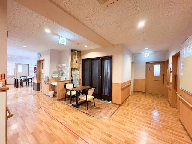 明るい廊下と休憩席  