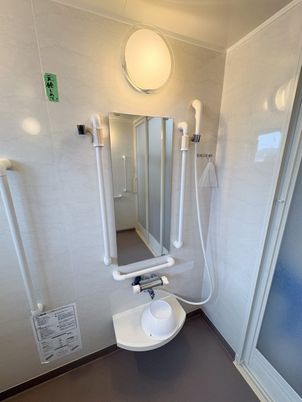 手すり付き浴室  