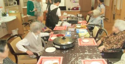 調理を囲むダイニングルーム