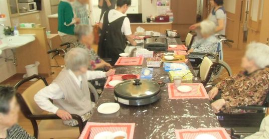 調理を囲むダイニングルーム