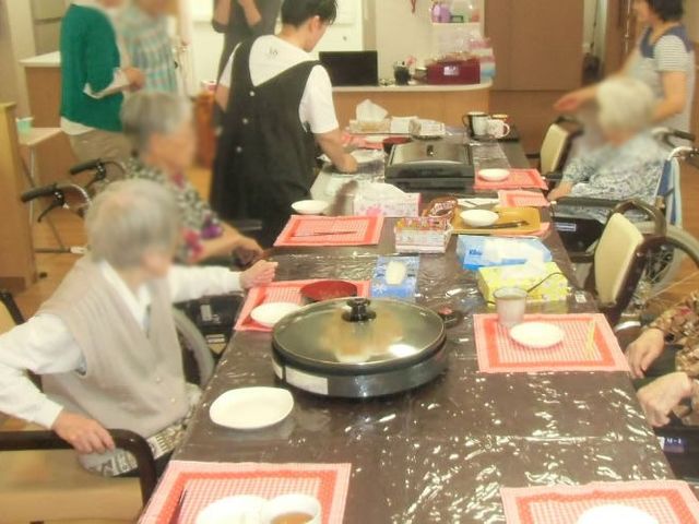 調理を囲むダイニングルーム ダイニングルーム 住民の皆様が料理を囲んで和気あいあいと集まるダイニングルームです。温かな雰囲気が魅力です。