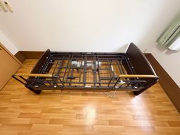 電動ベッドのある居室  
