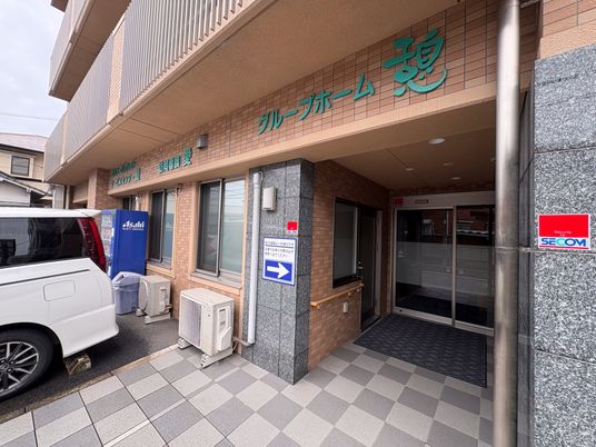施設の玄関外観です  