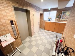 エレベーター前の明るい空間  