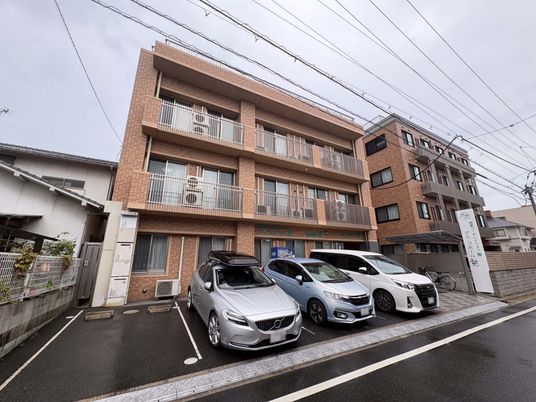 外観と駐車場  