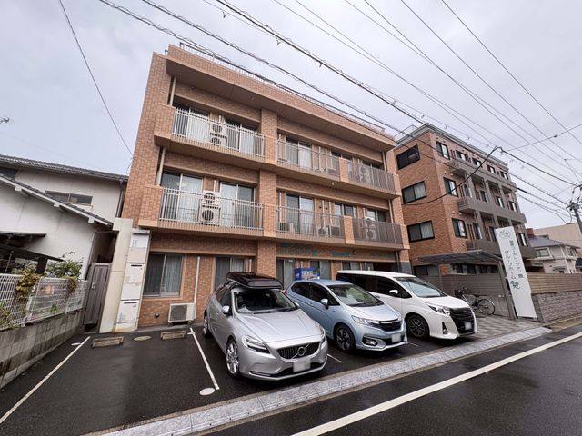外観と駐車場 外観   落ち着いた色合いの建物で、車寄せスペースも見えます。雨の日でも出入りしやすそうな外まわりです。
