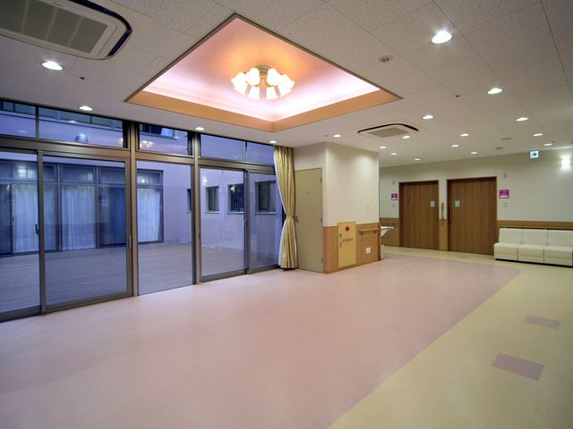 広々としたスタッフロビー ロビー 広々と清潔感のあるロビーで、安心してお仕事ができる環境を提供しています。